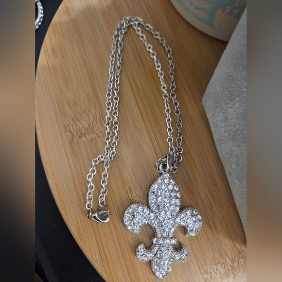 Silver Fleur-de-Lis Jewelry Set - Picture 7 of 9